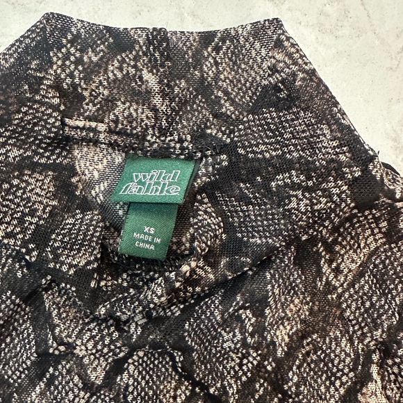 Wild Fable Snake print mock neck long sleeve top in XS - Picture 3 of 3